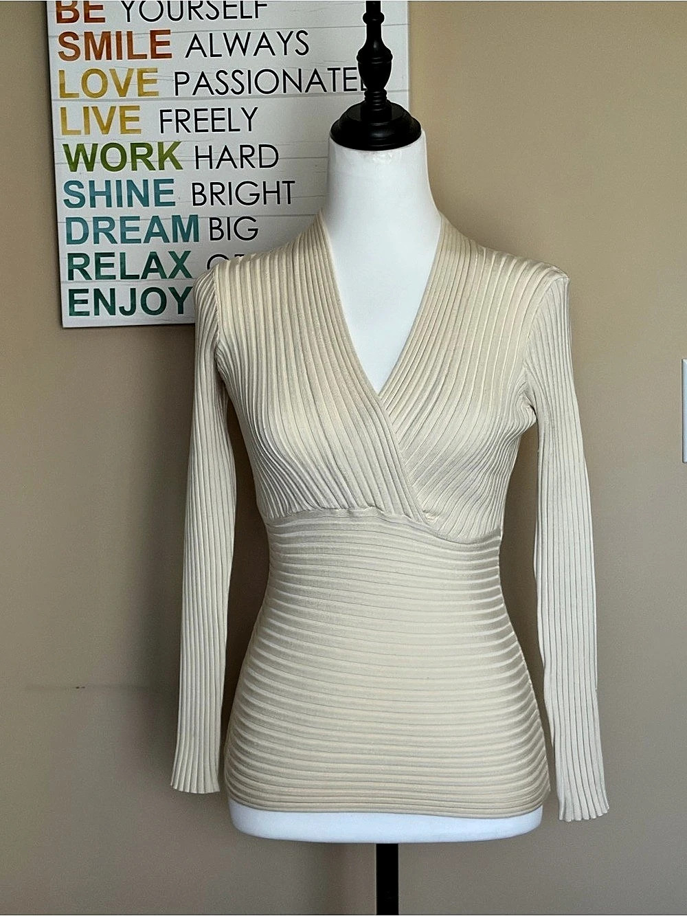 Moda International Style 12816 V-Neck Silk Blend Sweater Size XS Like New
